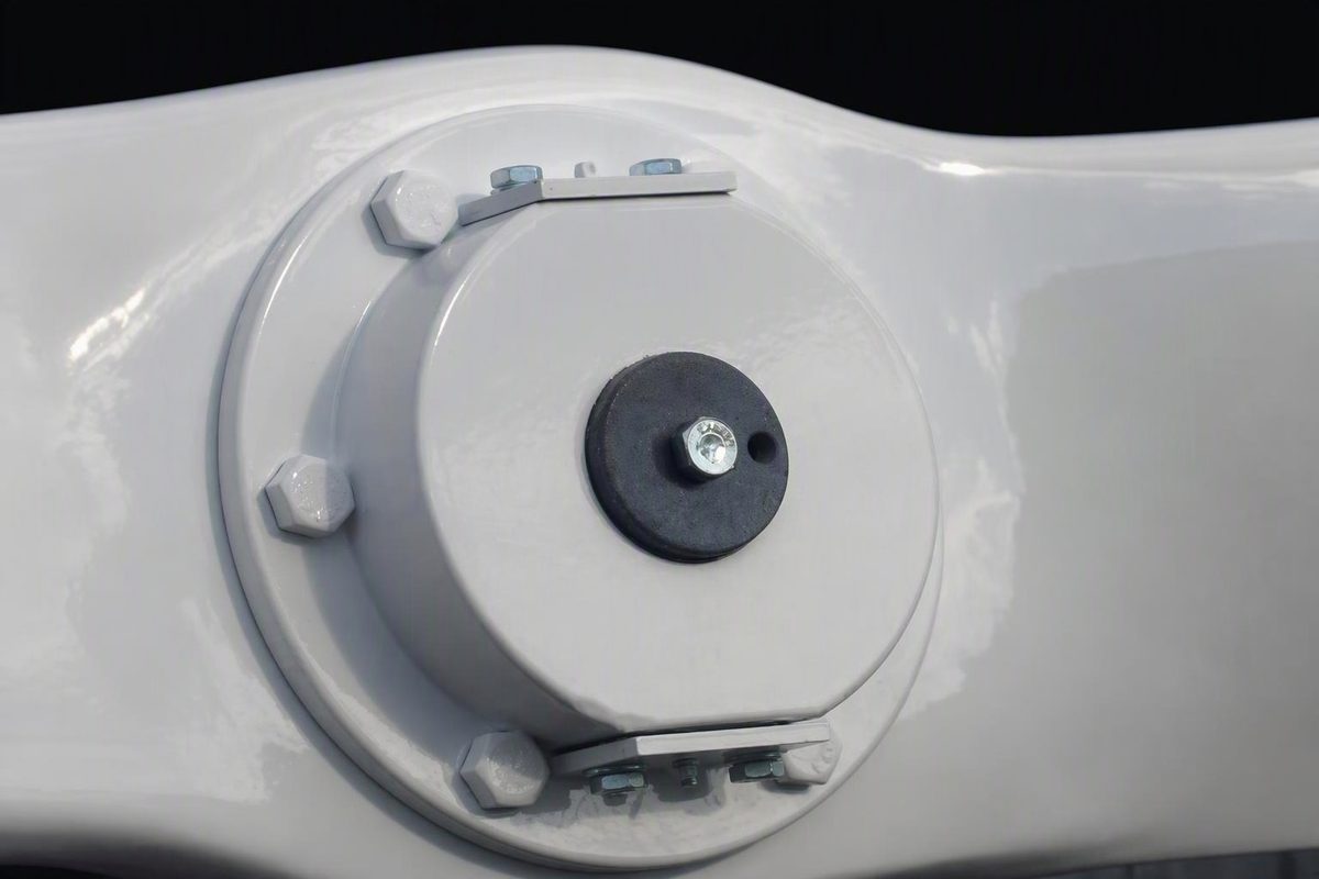 Chinook fan prop hub close-up with trailing-edge wedge